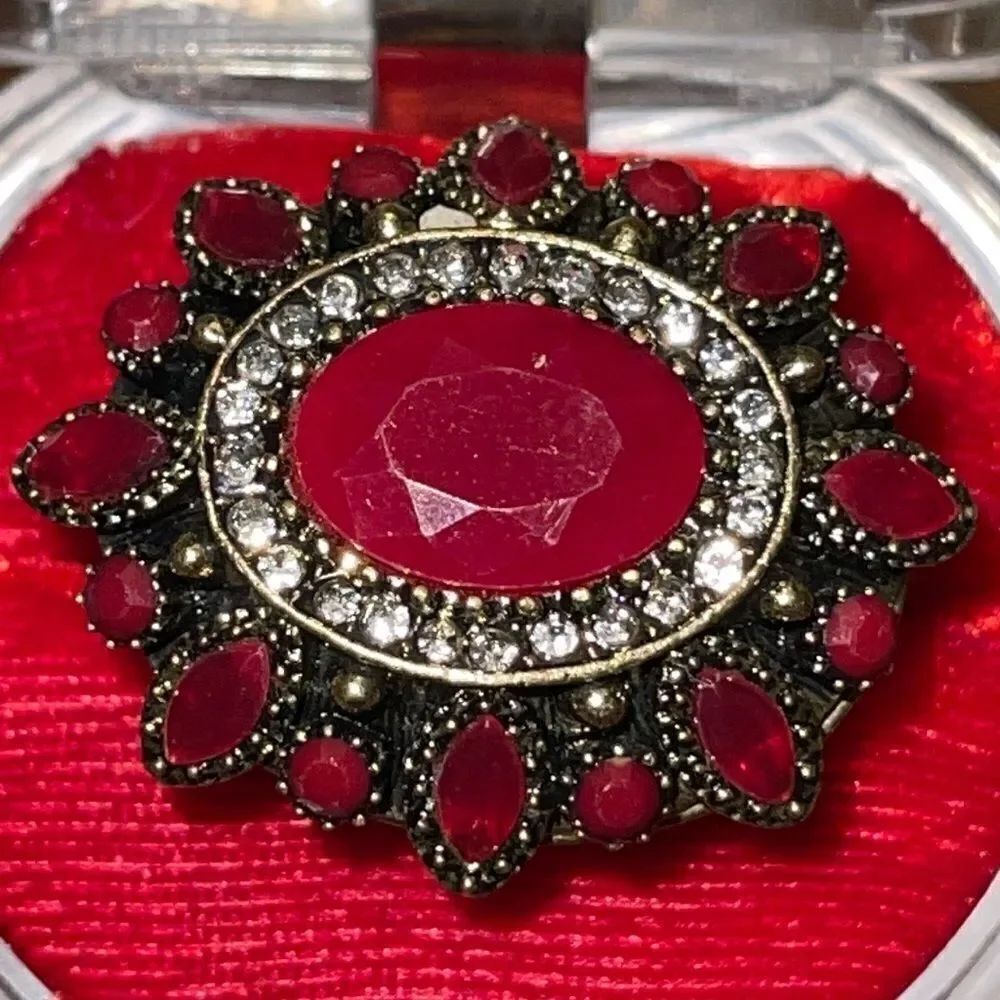 NWOT Costume jewelry Victorian dark red ring